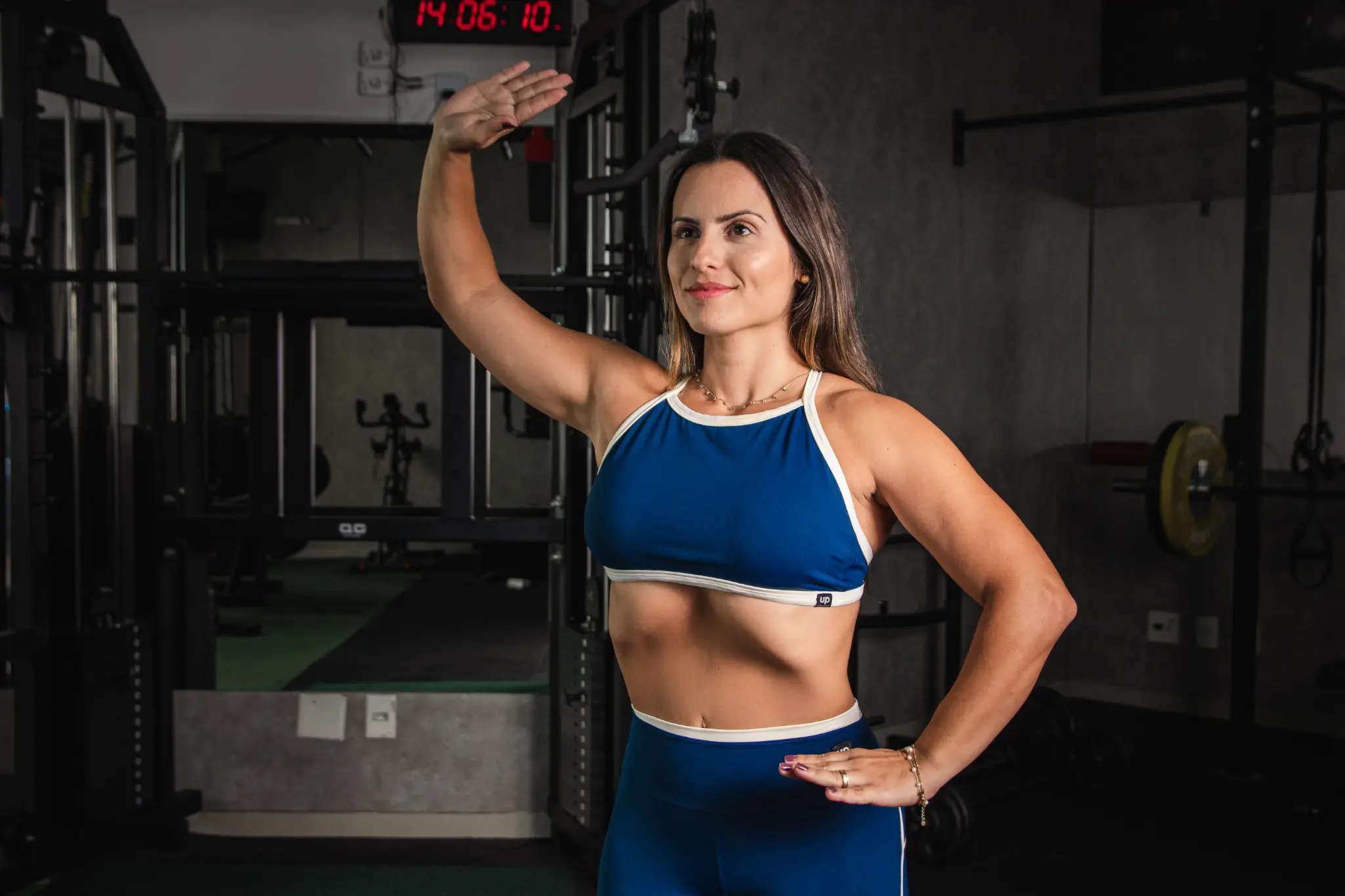 Catharine Pacheco praticando hipopressivo